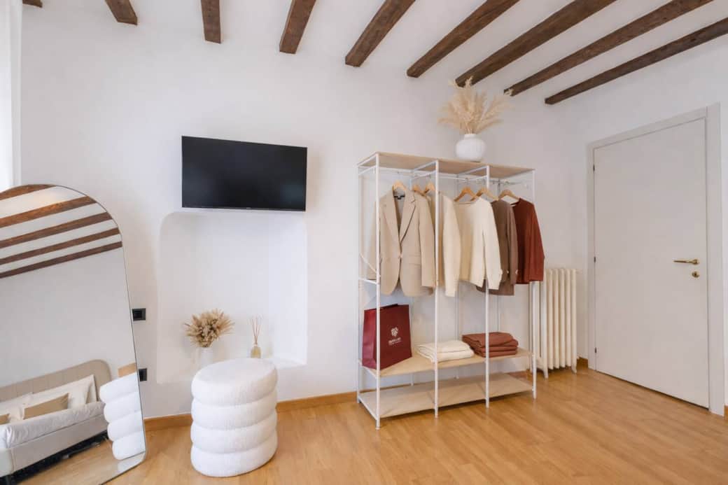 Camera da Letto 1 con specchio, tv e armadio