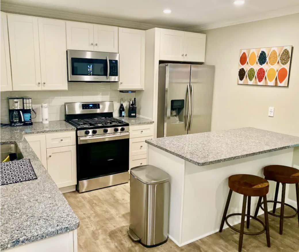 Clean and updated kitchen in lakeside Lexington home