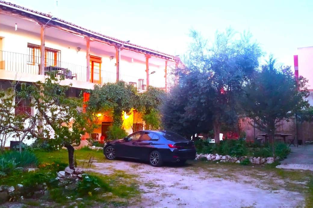 Gran jardín con zona de aparcamiento