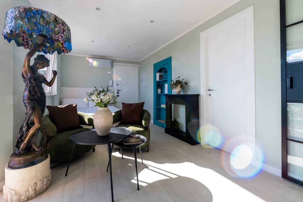 Living elegante dove la luce incontra l’atmosfera.