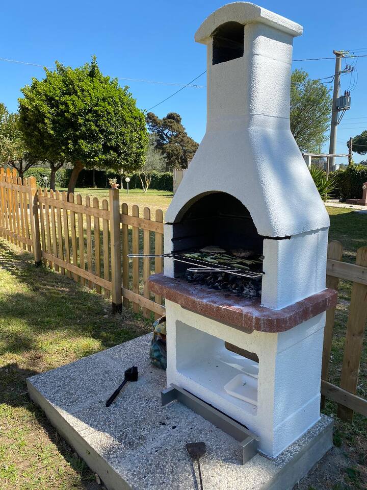 Giardino con barbecue