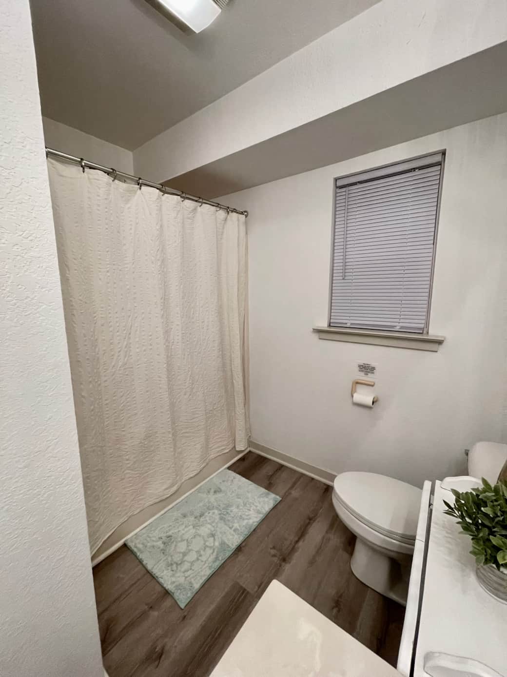Main Floor Shower/Tub