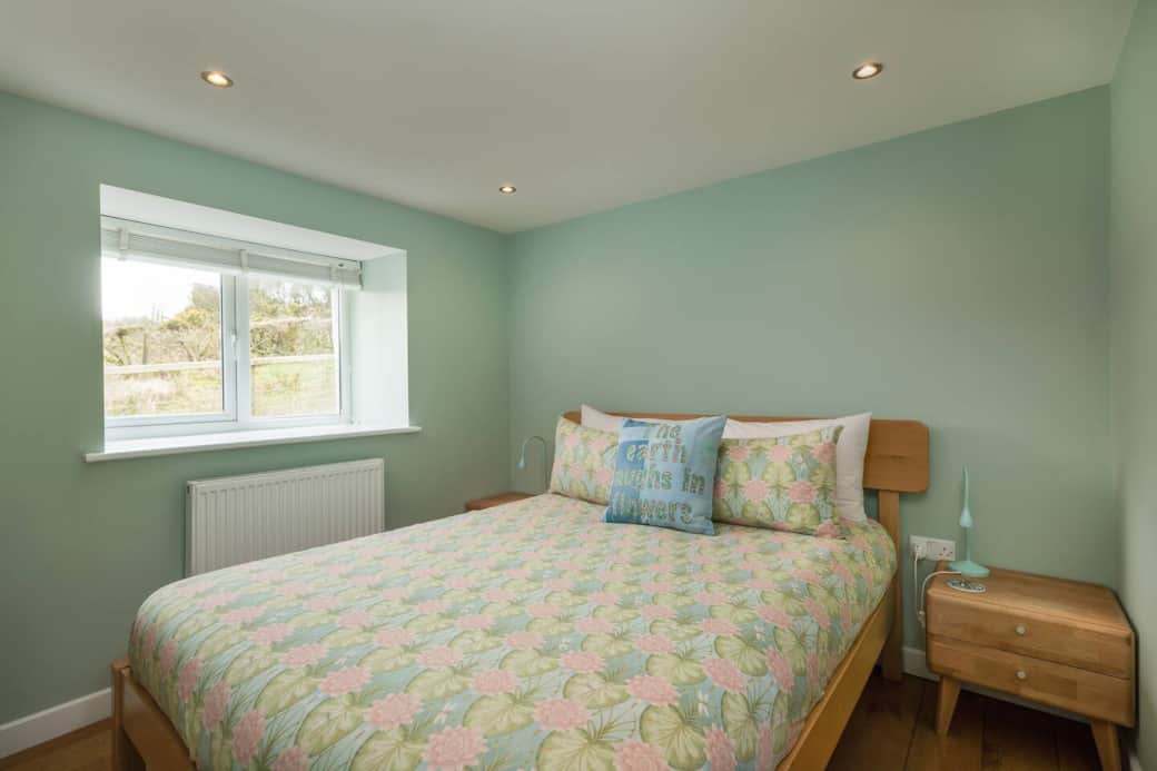 Bedroom with kingsize bed.
100% cotton quality bedding used.
Bedside tables with lamps.