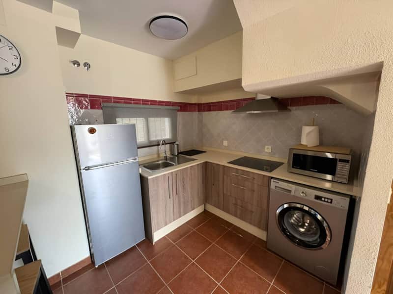 Cocina equipada con lavadora