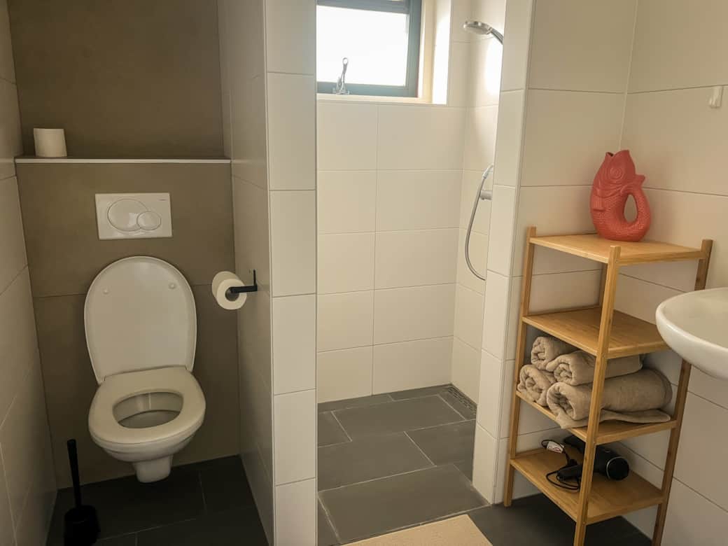 Prive badkamer met toilet, douche en wasbak