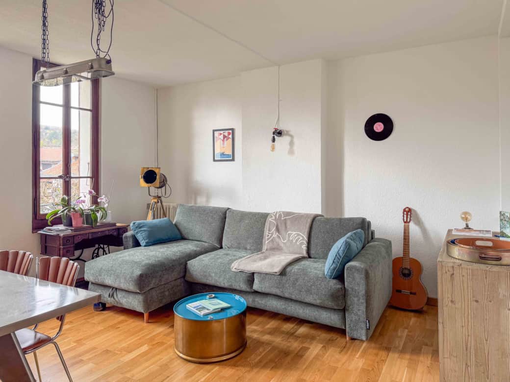 Le salon et son confortable canapé