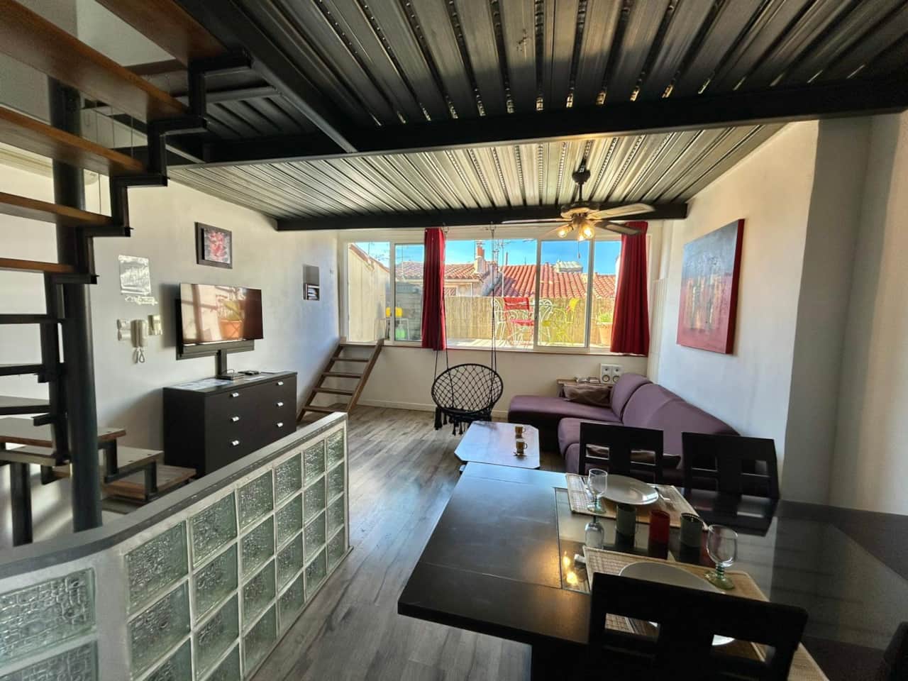 Cuisine, salon, salle à manger, canapé, télévision, terrasse