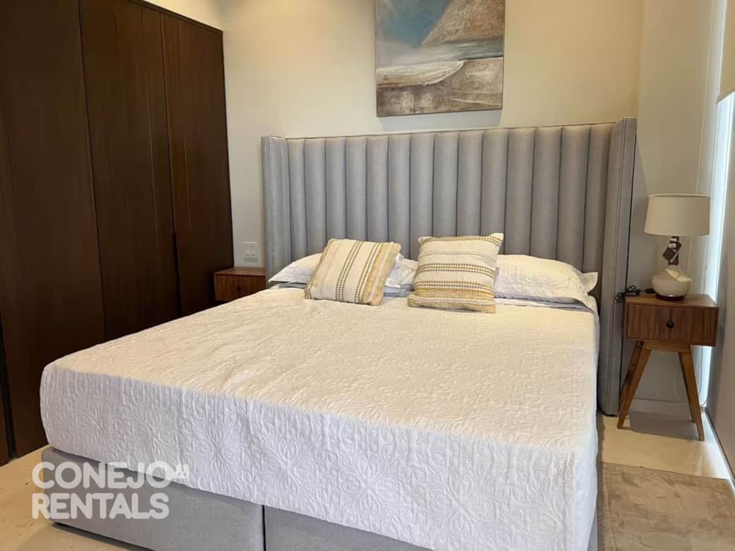 Recámara principal con cama king size, baño propio y closet amplio Recámara principal con cama king size, baño propio y closet amplio