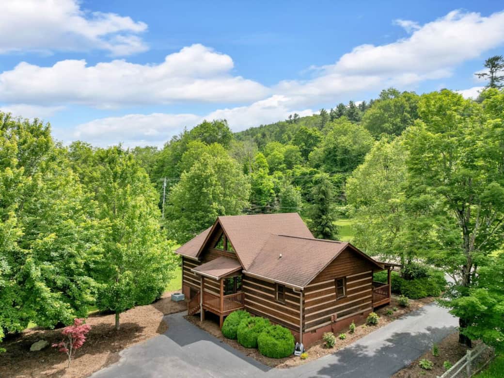 Welcome to your perfect mountain escape—this charming log cabin with a flat, easily accessible driveway. Just minutes from Grandfather Mountain, the Blue Ridge Parkway, and endless hiking. Only 30 minutes to Boone and Blowing Rock! Welcome to your perfect mountain escape—this charming log cabin with a flat, easily accessible driveway. Just minutes from Grandfather Mountain, the Blue Ridge Parkway, and endless hiking. Only 30 minutes to Boone and Blowing Rock!