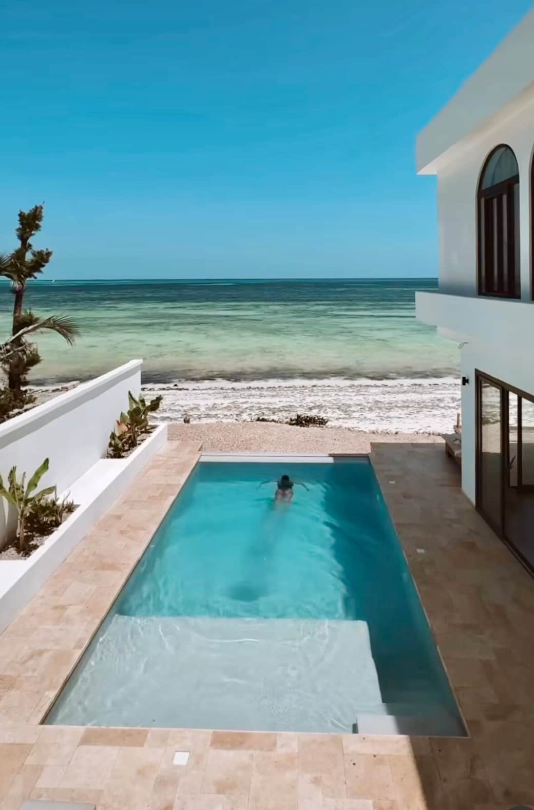Infinity pool facing the ocean – The Beach House Zanzibar