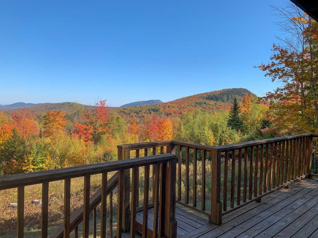 Scenic View Deck: Unwind with breathtaking mountain vistas and vibrant autumn foliage!