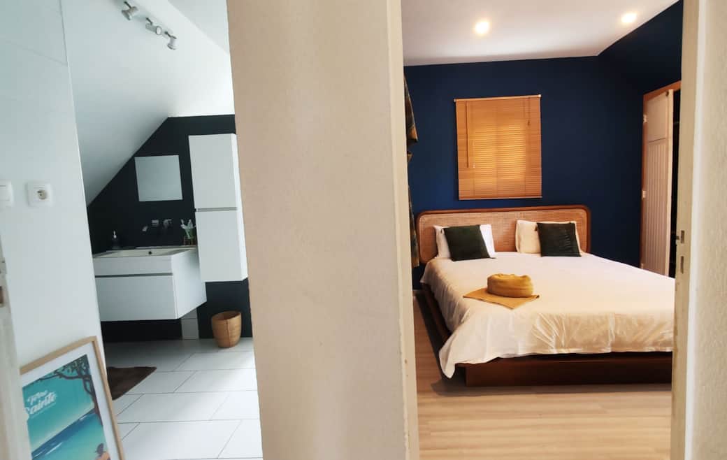 Chambre etage vue interieure location reunion coliving 5