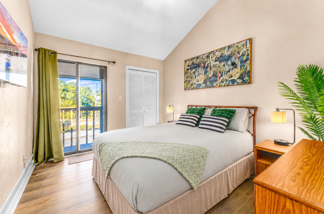 Welcome to Jungle queen room: smart TV, cozy fandelier (winter reverse), and USB lamp plugs