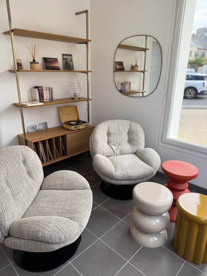 Mon petit coin salon que j'adore, avec des assises très confortables et un coin vinyles avec des romans pour ceux qui le souhaitent  : avec des romans de notre région pour bien s'imprégner de la mer et de nos côtes...