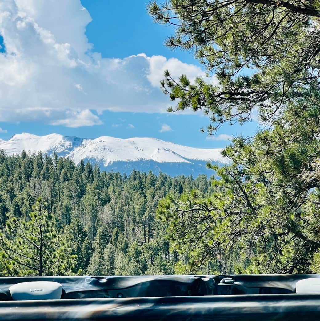 Views of Pikes Peak from the hot tub or just enjoy the amazing wildlife, views, & complete privacy from the 30' deck!

We're on 31 acres! It's quiet!