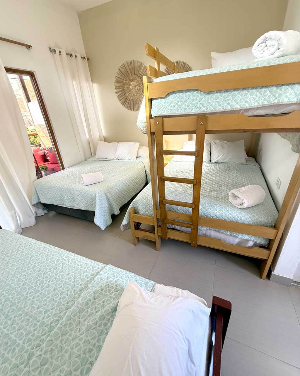 Cómoda habitación para 4 a 6 personas con aire, tv, baño privado, terraza amoblada con frigobar,