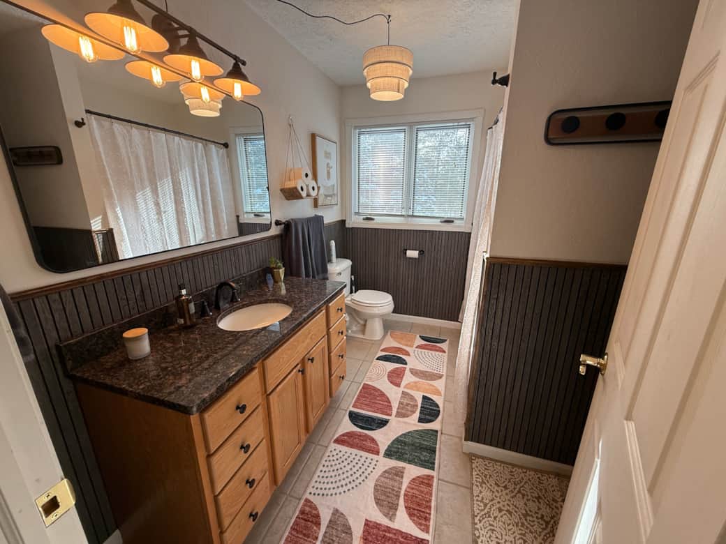 Main full bathroom, shampoo, towels and soap provided Main full bathroom, shampoo, towels and soap provided