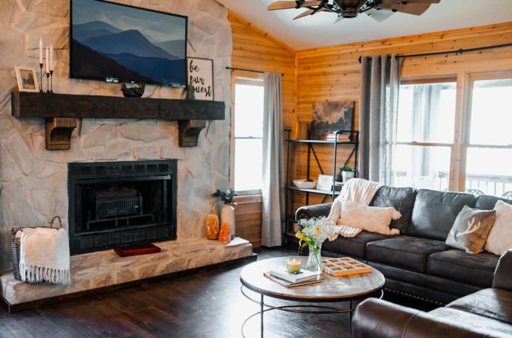 WARM LIVING ROOM PERFECT FOR MOVIE NIGHTS