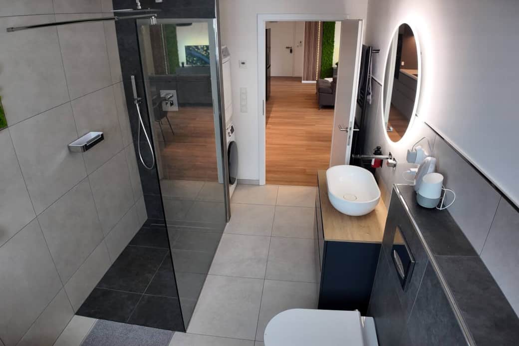 Badezimmer mit begehbarer Dusche, Bidet-WC und Badewanne