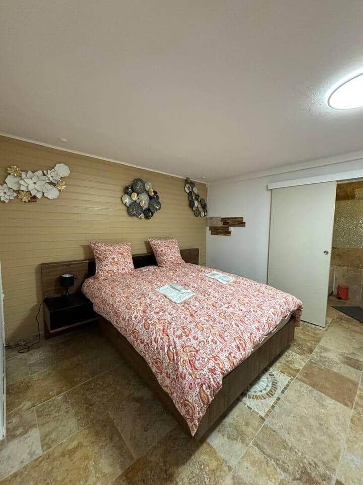 CHAMBRE PARENTAL AVEC SALLE DE BAIN ET DOUCHE 