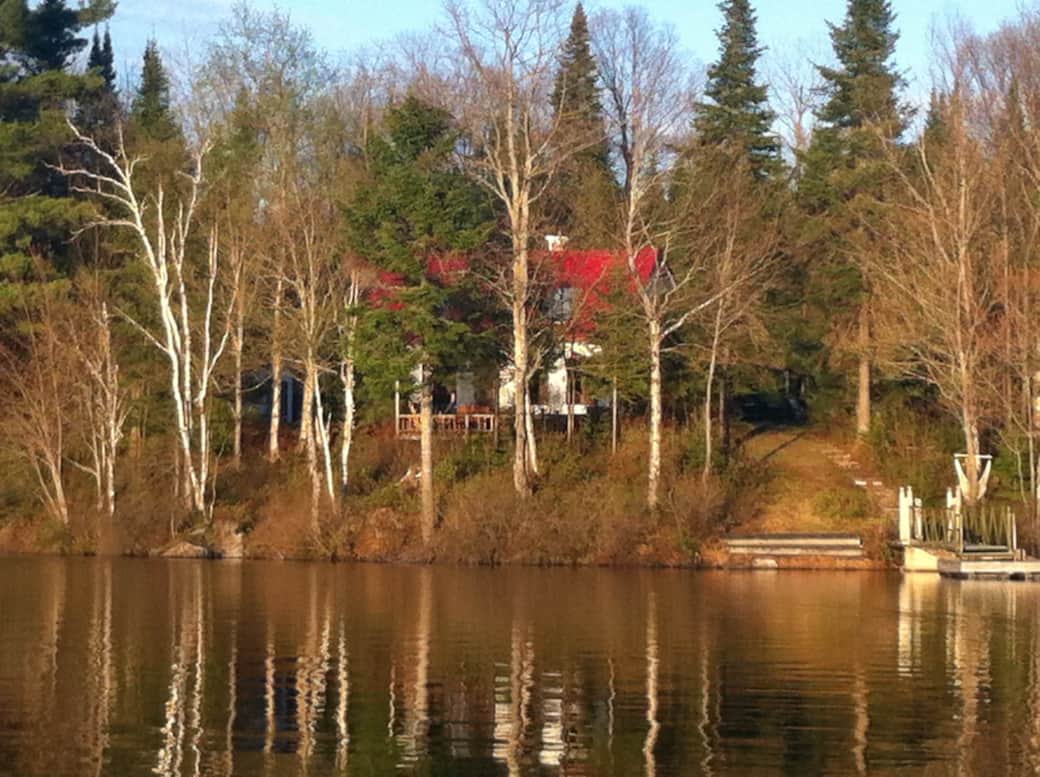 Vue du chalet à partir du lac