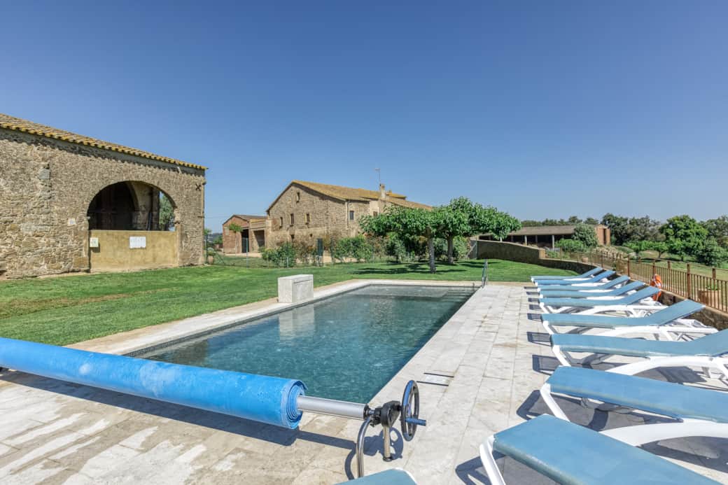 Piscina amb vista a la masia