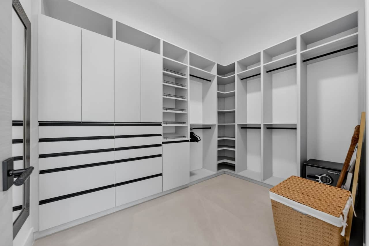 Primary suite walk in closet