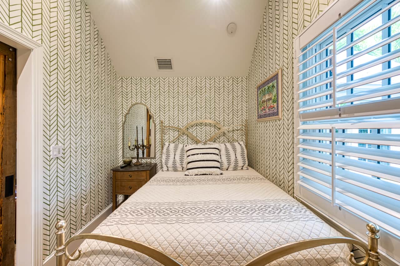Guest Bedroom W/ Queen Size Bed 
