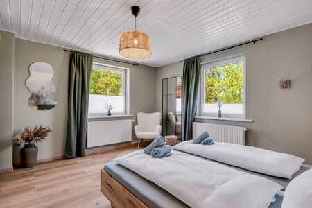 Schlafzimmer 1 mit Blick auf die Terrasse Schlafzimmer 1 mit Blick auf die Terrasse