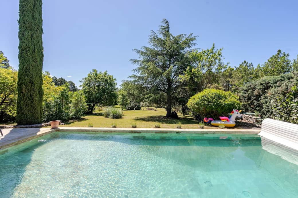Piscine privée de 5 × 10 m avec vue sur le Luberon, entourée de lavandes et d’oliviers. Piscine privée de 5 × 10 m avec vue sur le Luberon, entourée de lavandes et d’oliviers.