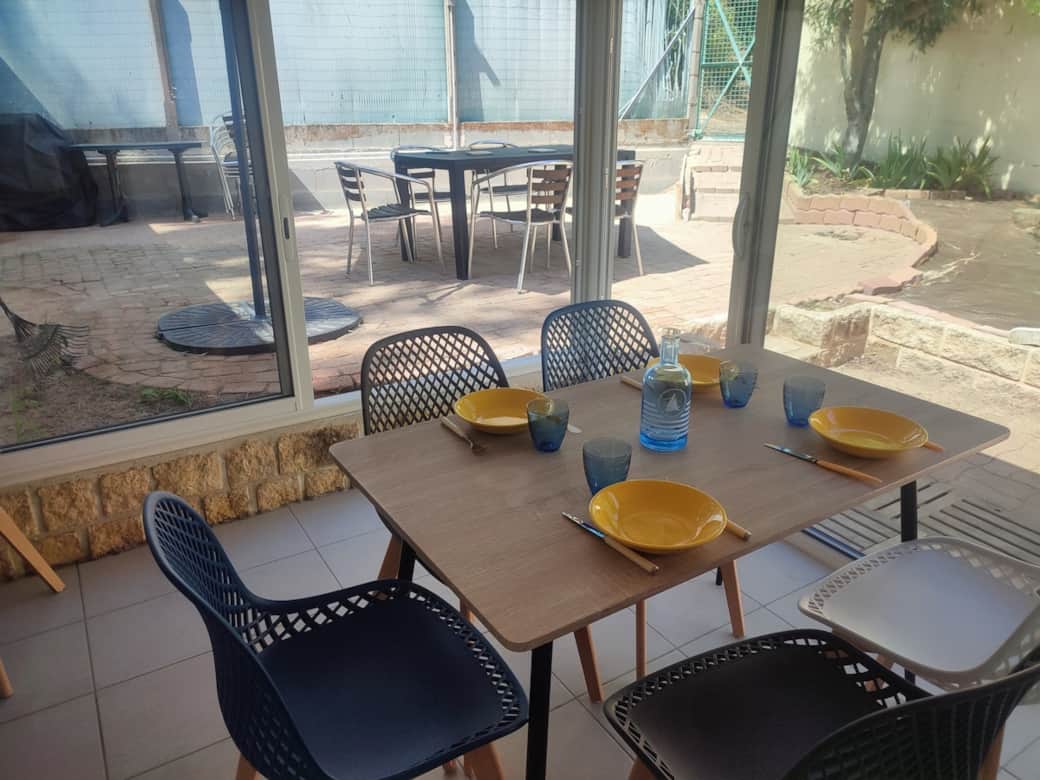 Fromentine, Vendée, location vacances, salle à manger, véranda, coin repas, lumineux, gîte, meublé de tourisme, Fromentine intérieur, repas familial, vue jardin.