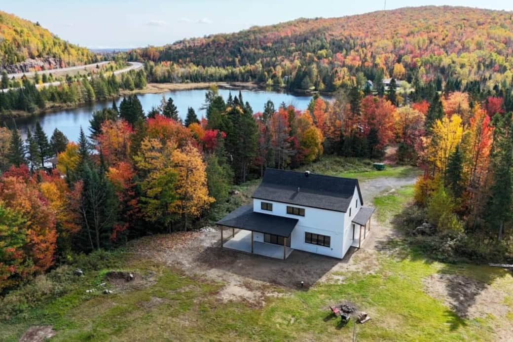 Le chalet est sur un vaste terrain de 2 acres Le chalet est sur un vaste terrain de 2 acres