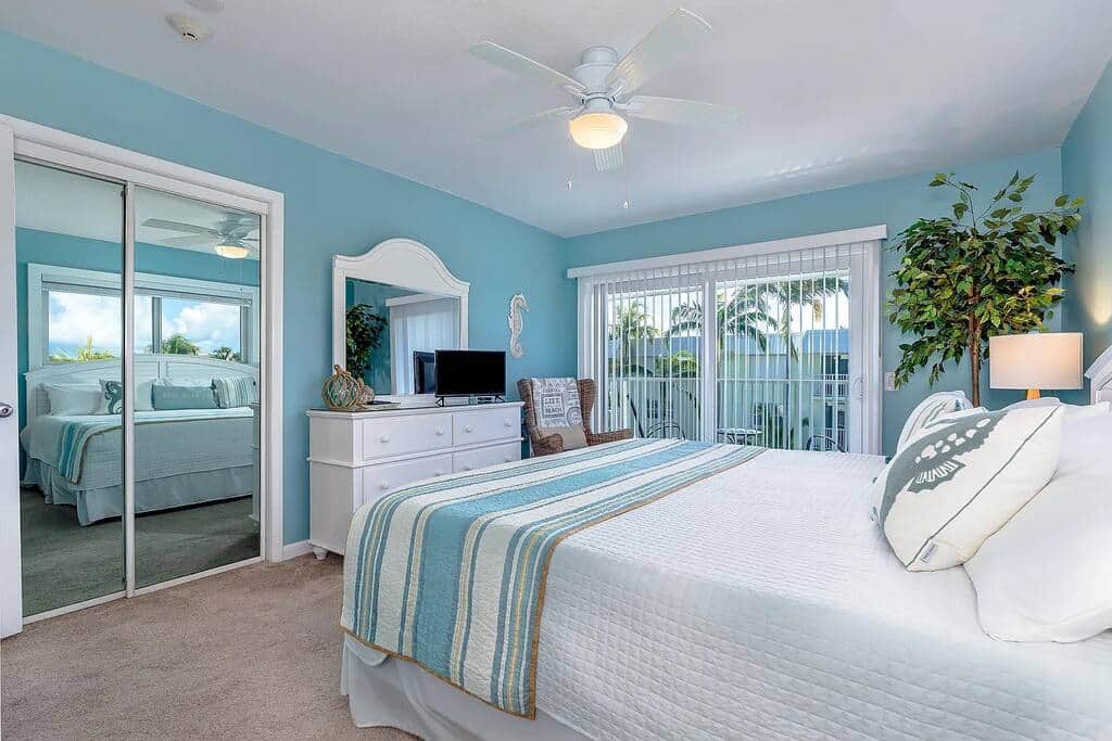 thirtythreebythesea-master-bed-king thirtythreebythesea-master-bed-king