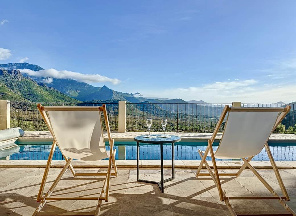 Terrasse et piscine vue panoramique Terrasse et piscine vue panoramique