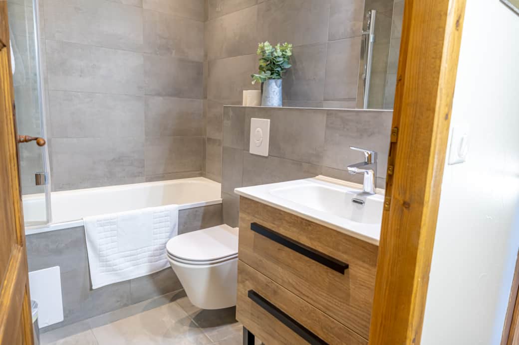 Bathroom Opposite Bleu-Rouge bedrooms