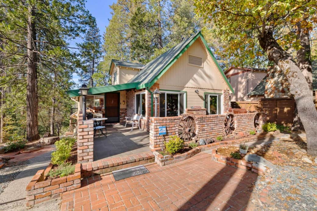 Embrace the enchanting beauty of the Sierra Nevada Mountains! This stunning short-term rental, nestled among majestic pine trees, invites you to experience a mountain retreat like no other. ✨ #MountainHideaway #SierraNevadaCharm