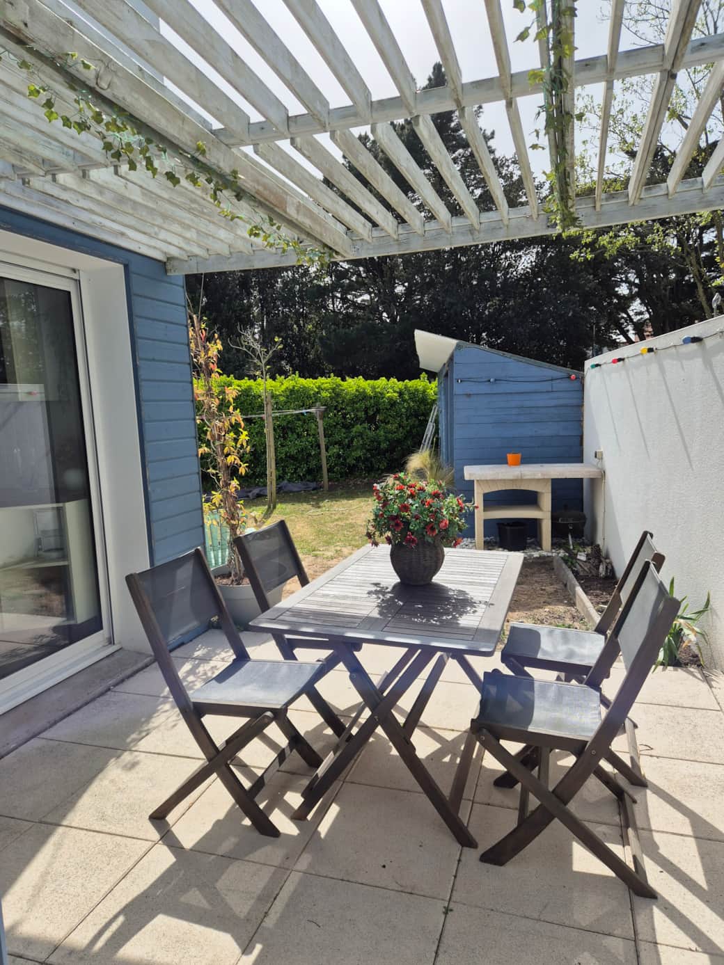 Terrasse donnant sur la cuisine et la suite parentale Terrasse donnant sur la cuisine et la suite parentale