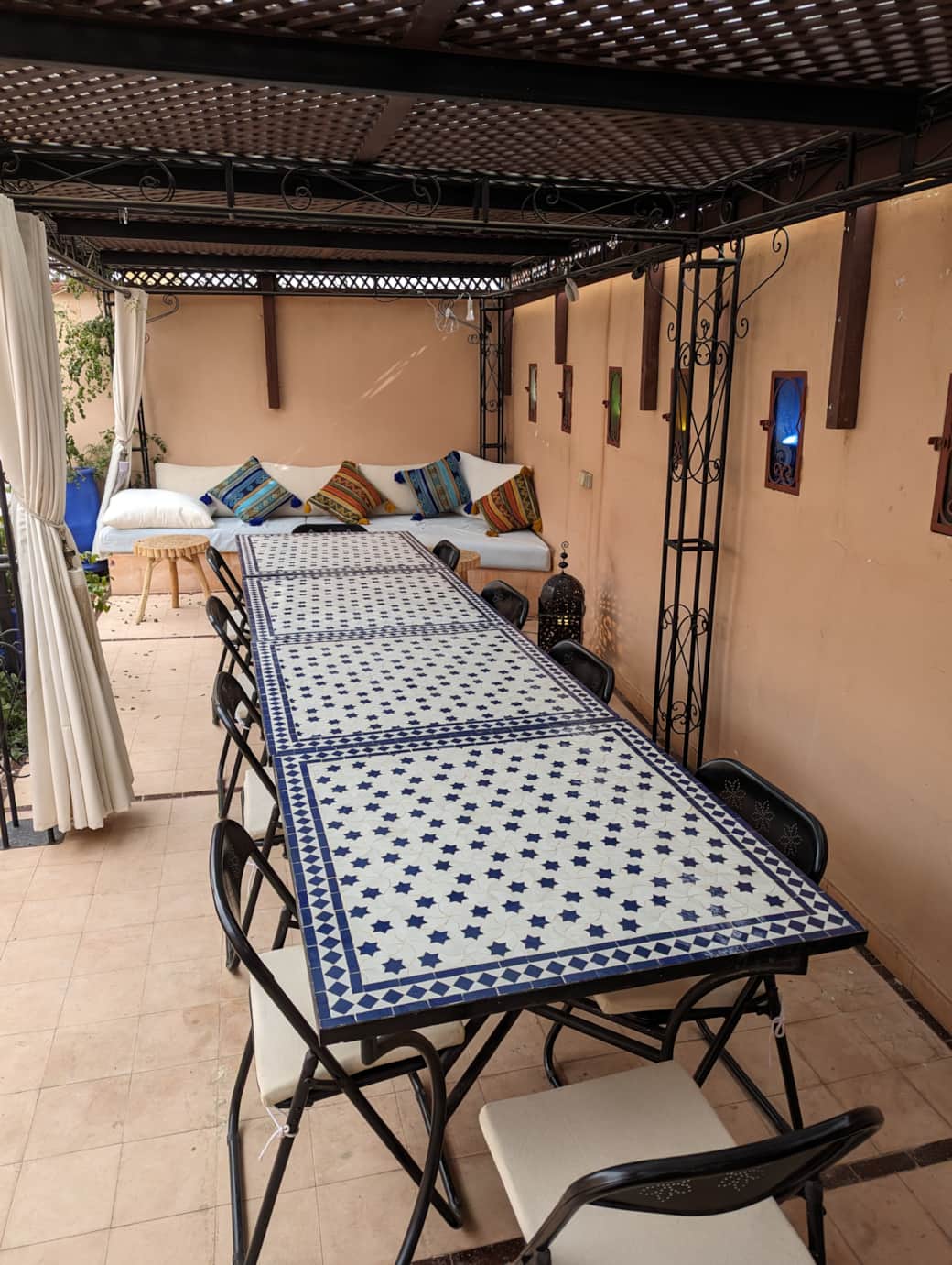 Terrasse : espace de repas extérieur