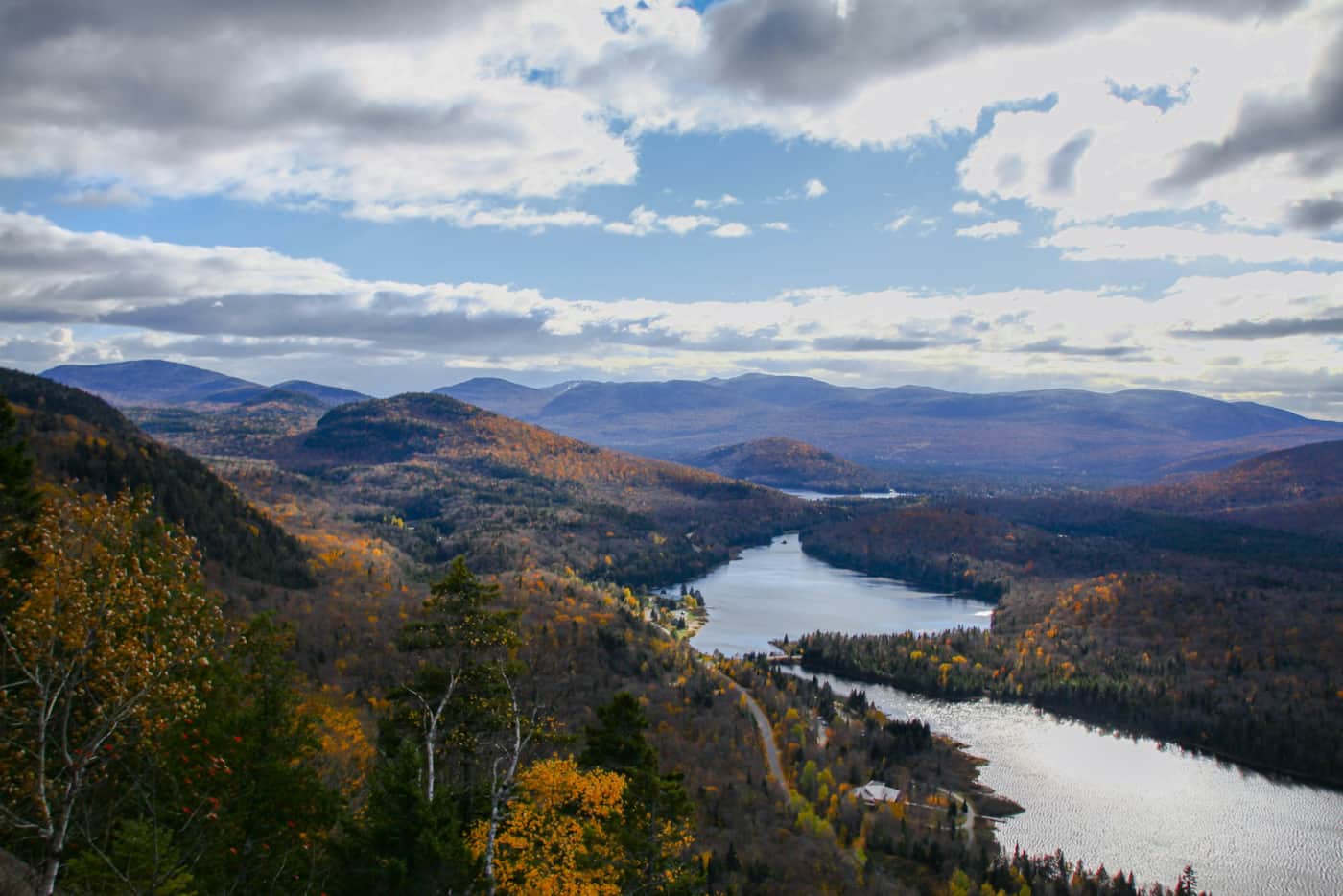 Les lacs et les montagnes de la région
