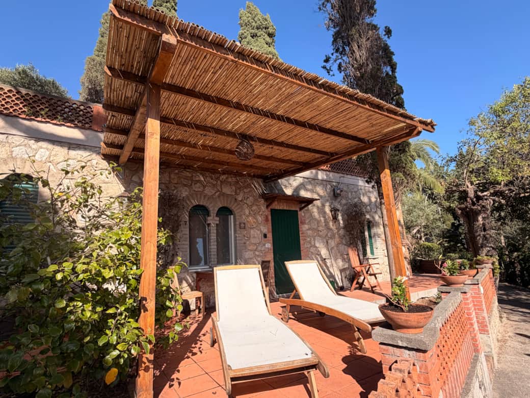 Terraza panorámica privada de Casa Ibiscus con barbacoa y vistas a la Riviera de Ulises, cerca de Gaeta.