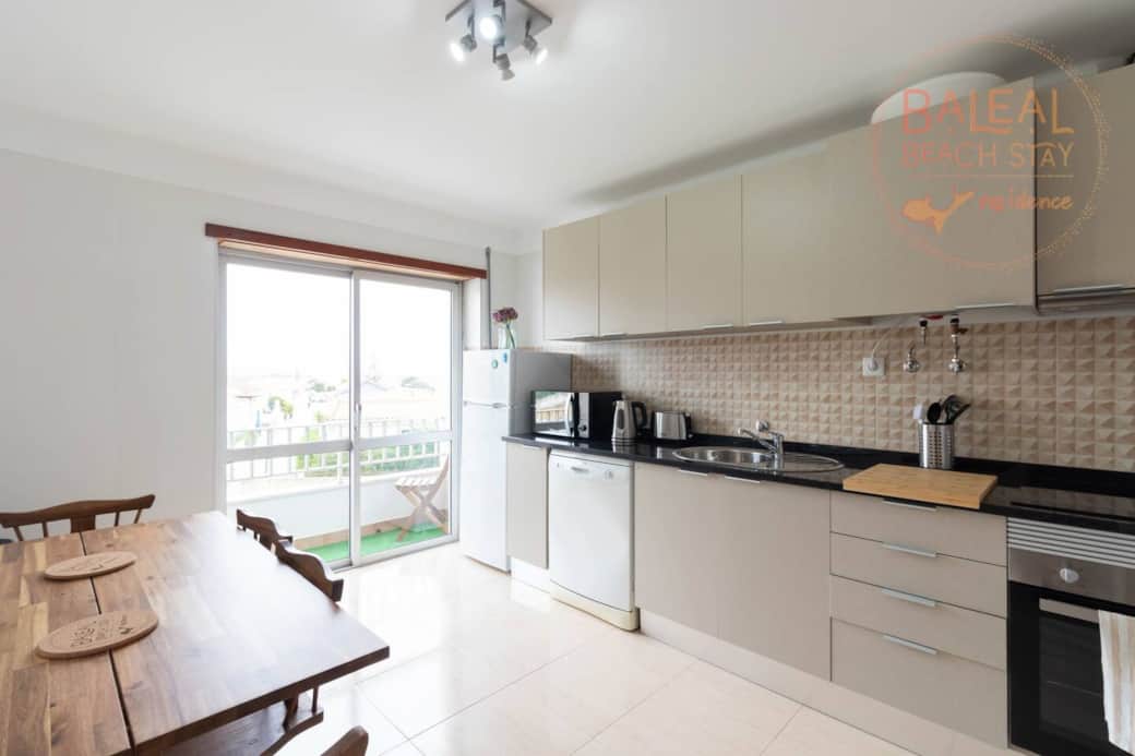 Cook, relax, and enjoy in our bright shared kitchen ☕, fully equipped with stove, oven, fridge, microwave, and utensils. Perfect for coffee, snacks, or meals.