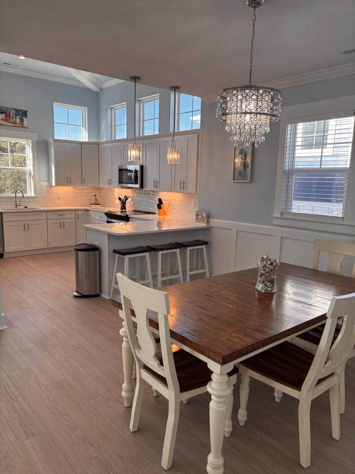 Open floor plan with lots of seating to enjoy meals together