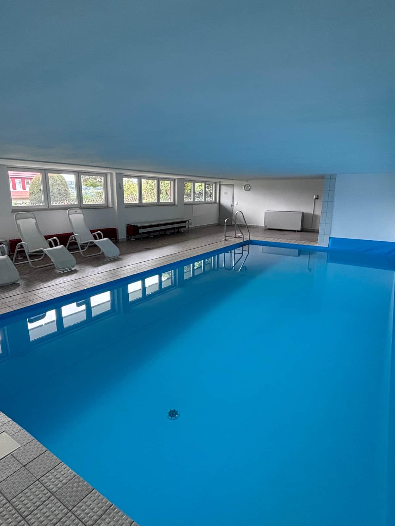 Pures Urlaubsfeeling: Ziehe deine Bahnen in unserem großzügigen Gemeinschaftspool oder entspanne auf den bereitstehenden Liegen. Ein perfektes Extra für deine Auszeit – egal bei welchem Wetter.