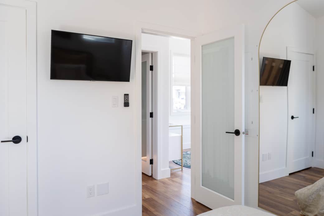 Bedroom with 32" Smart TV