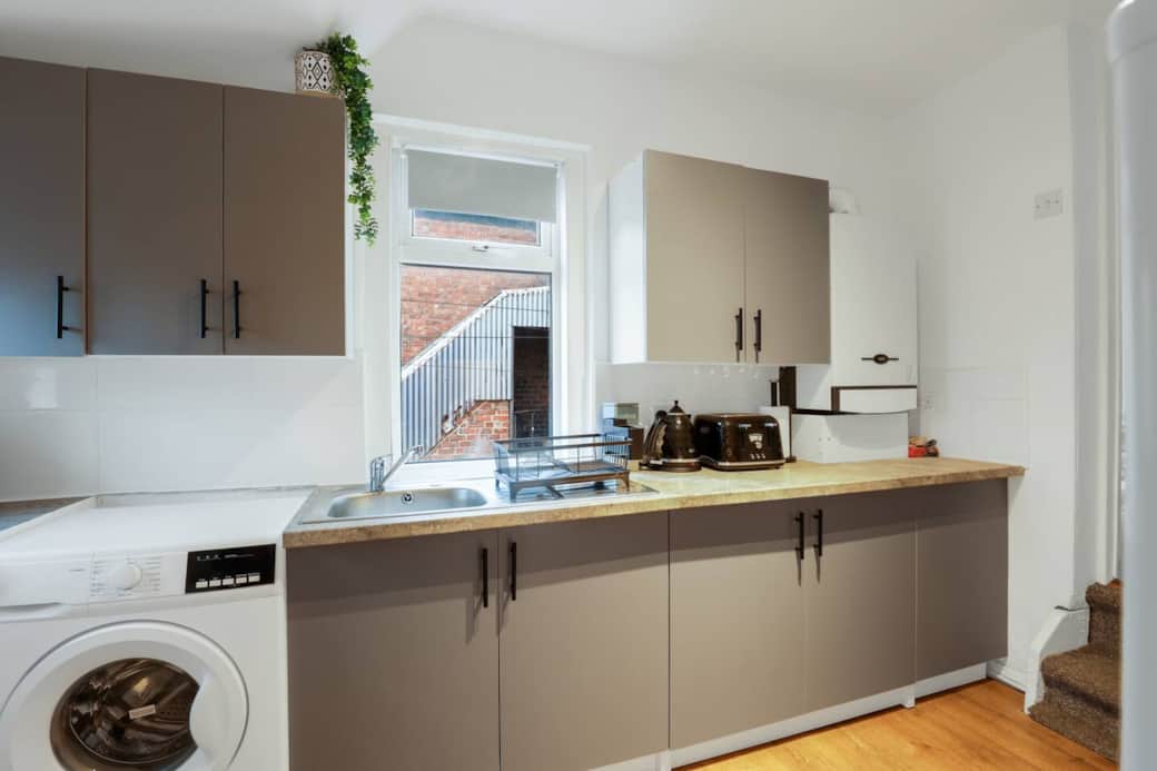 Fully equipped kitchen with washing machine, microwave, gas cooker, toaster, kettle, and coffee machine —everything you need for long stays. Fully equipped kitchen with washing machine, microwave, gas cooker, toaster, kettle, and coffee machine —everything you need for long stays.