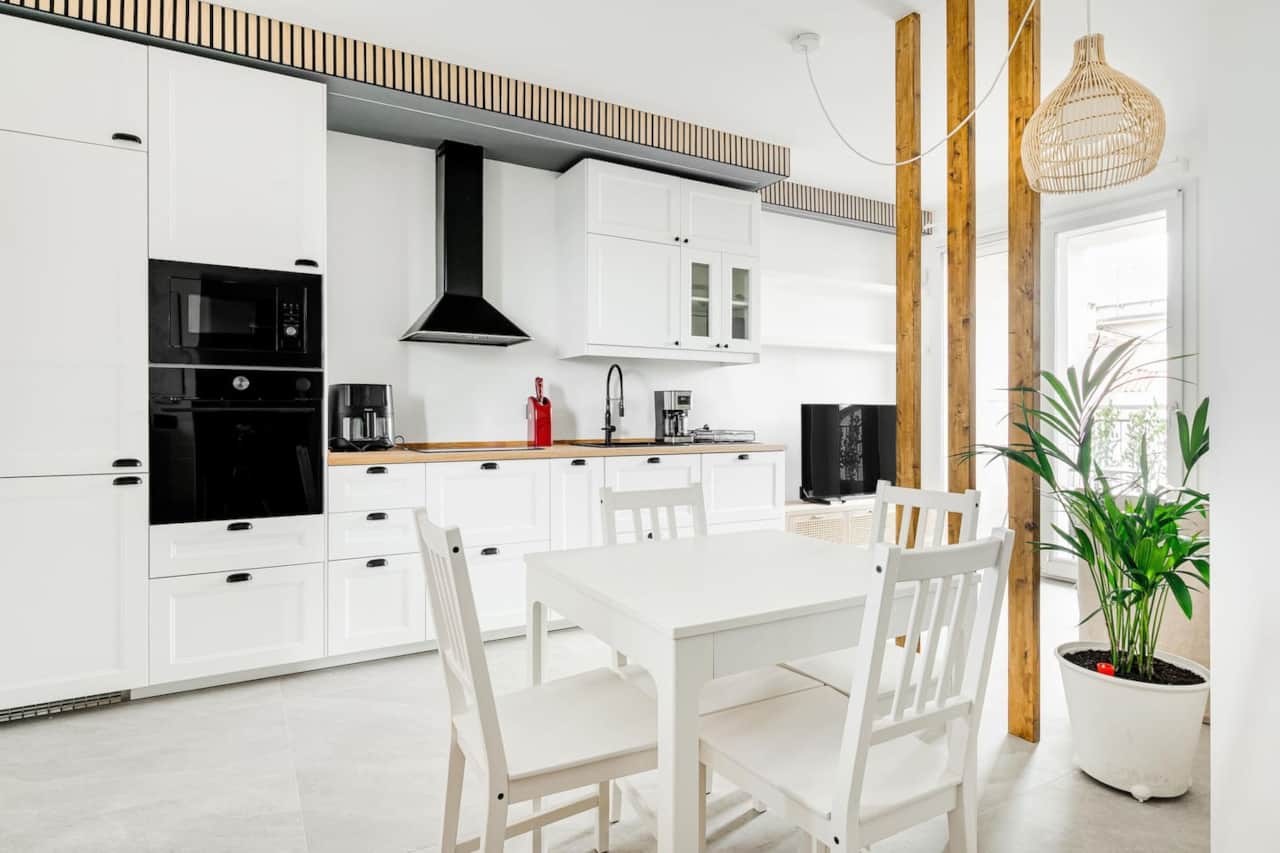 Tavolo da pranzo con quattro sedute, comodo e spazioso. Ambiente luminoso e accogliente.