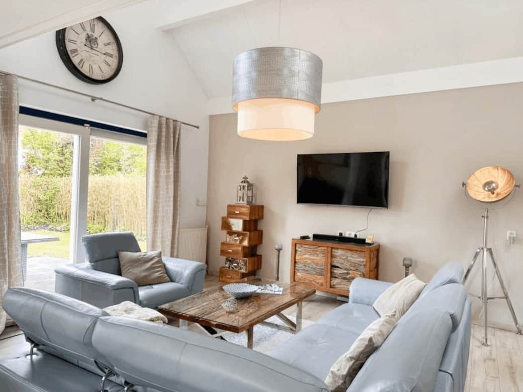 Ferienhaus Villa Relax Ooghduyne mit großem Sofa im Wohnzimmer
