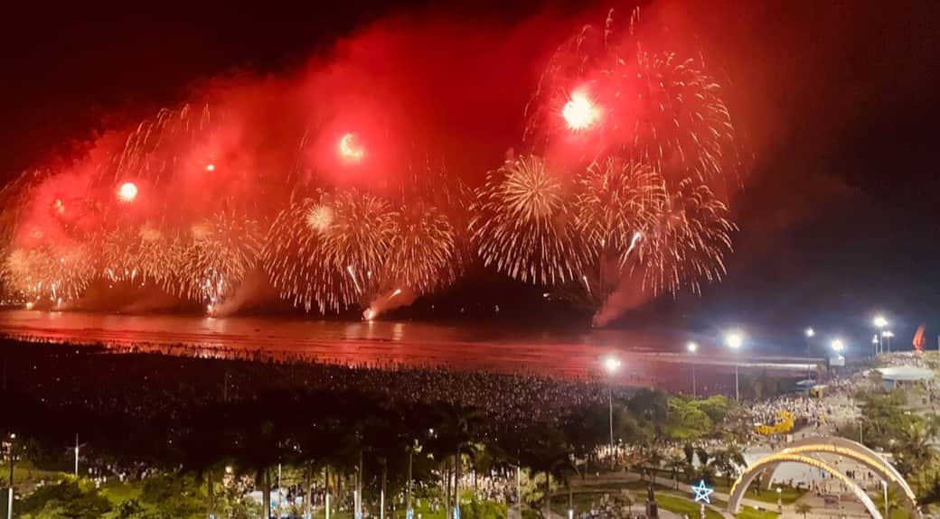 Reveillon em Santos.Vista privilegiada da sacada do apartamento na queima de fogos da cidade em toda orla da praia.  