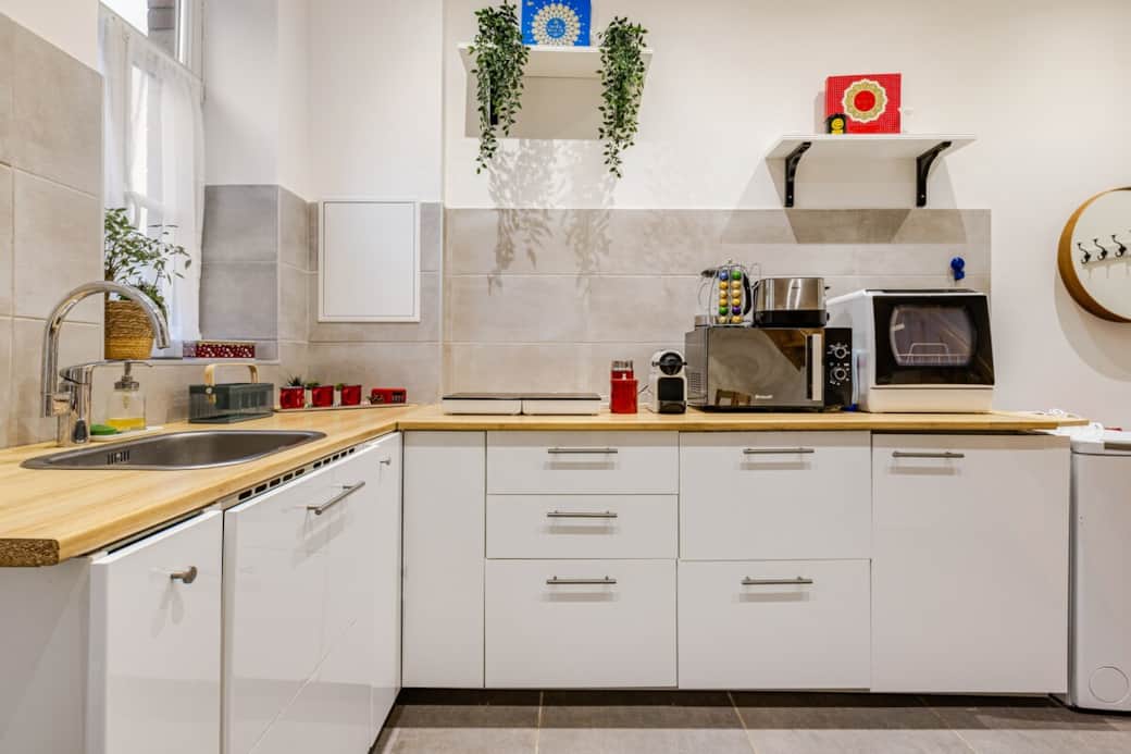 La cuisine est trés bien équipée (lave-vaisselle, réfrigirateur, machine à laver, micro-ondes, machine nespresso, plaques à induction, air-fryer, appareil à raclette)