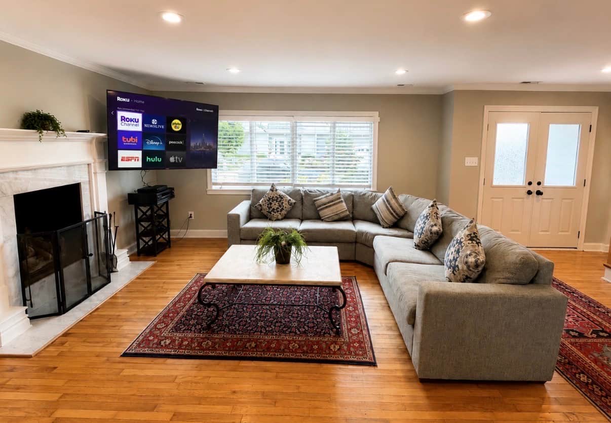  Big large family room with a big sectional and a flatscreen TV